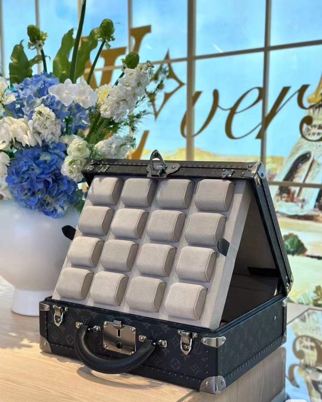 LV Coffret 8 Montres-002