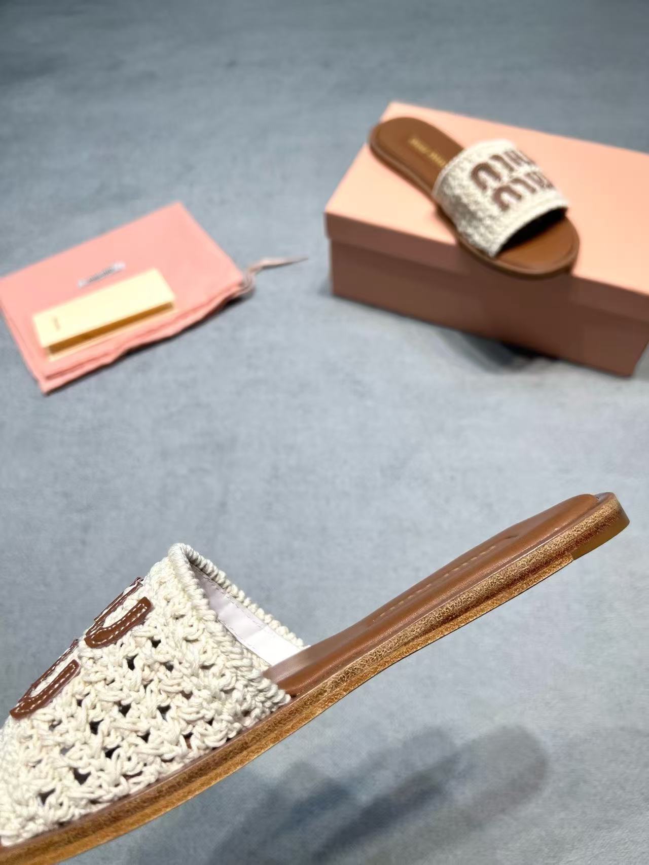 Miu Miu Slippers Women(AAA)-001