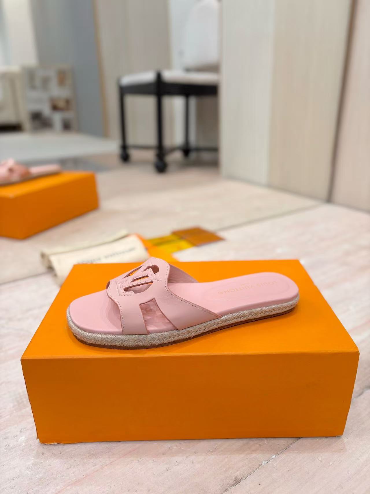 LV Slippers Women(AAA)-035