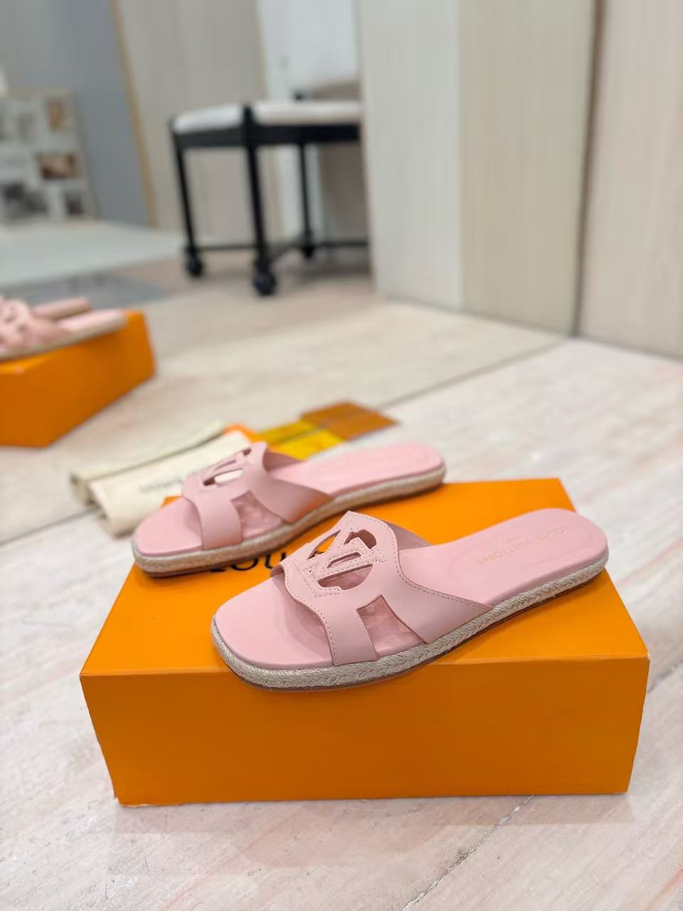LV Slippers Women(AAA)-035