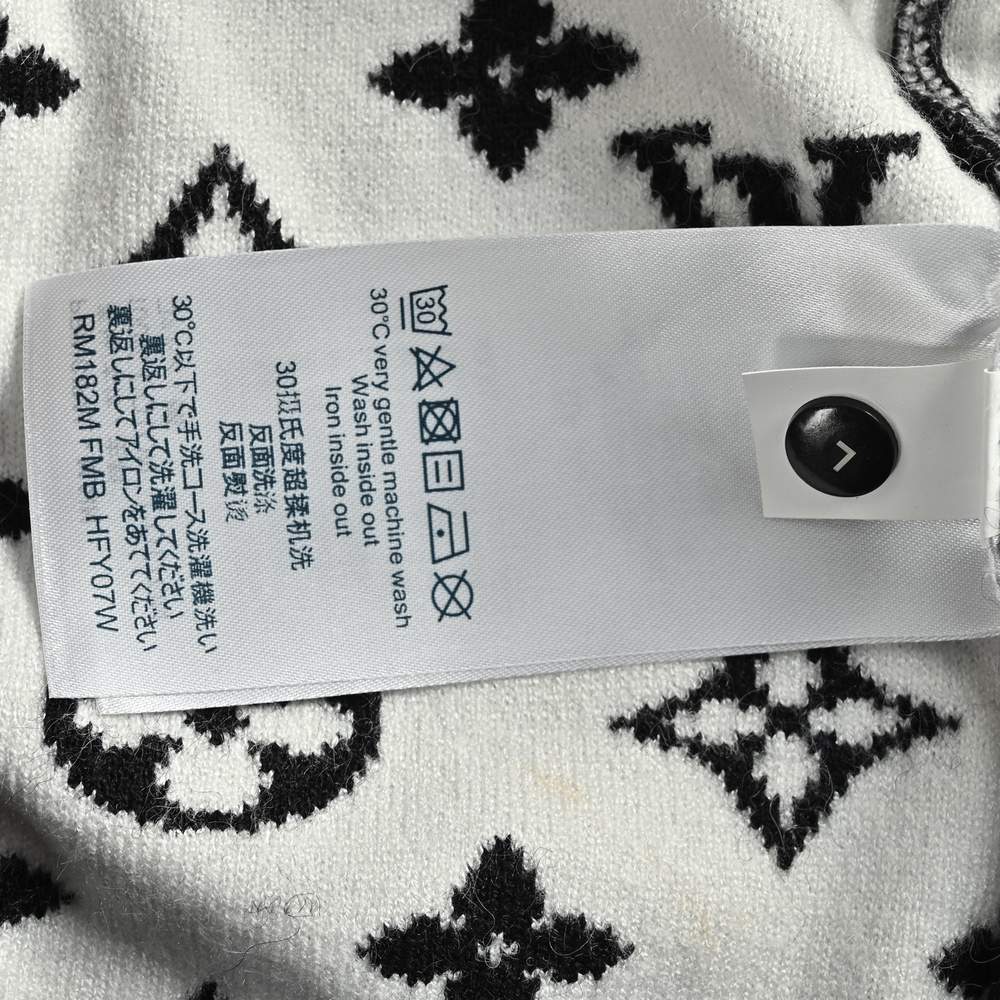 LV Sweater-484