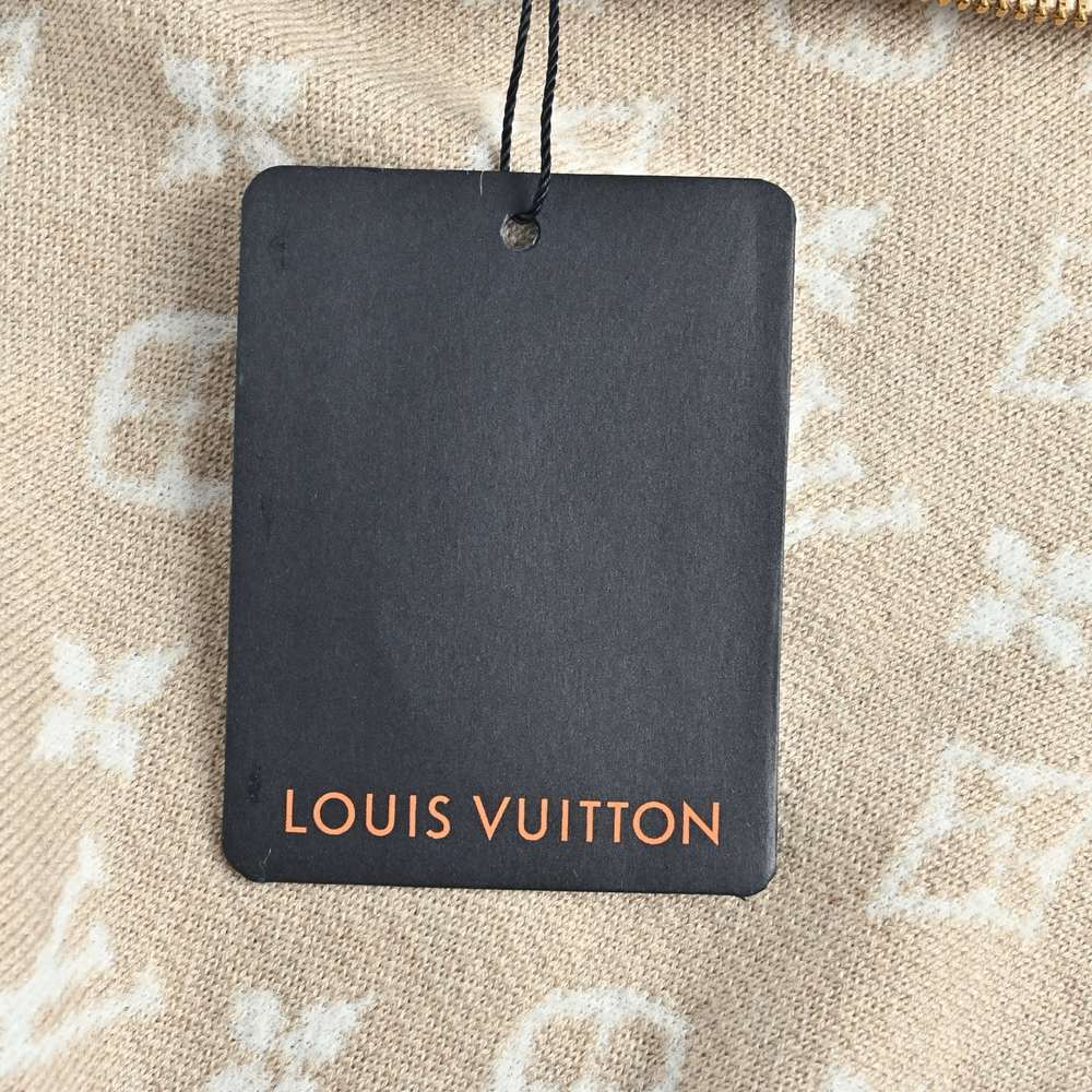 LV Sweater-489